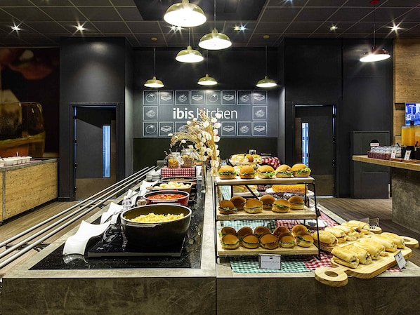 S'hi serveixen esmorzars, dinars, sopars i plats de cuina regional