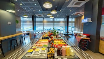 Café da manhã, almoço e jantar; culinária regional