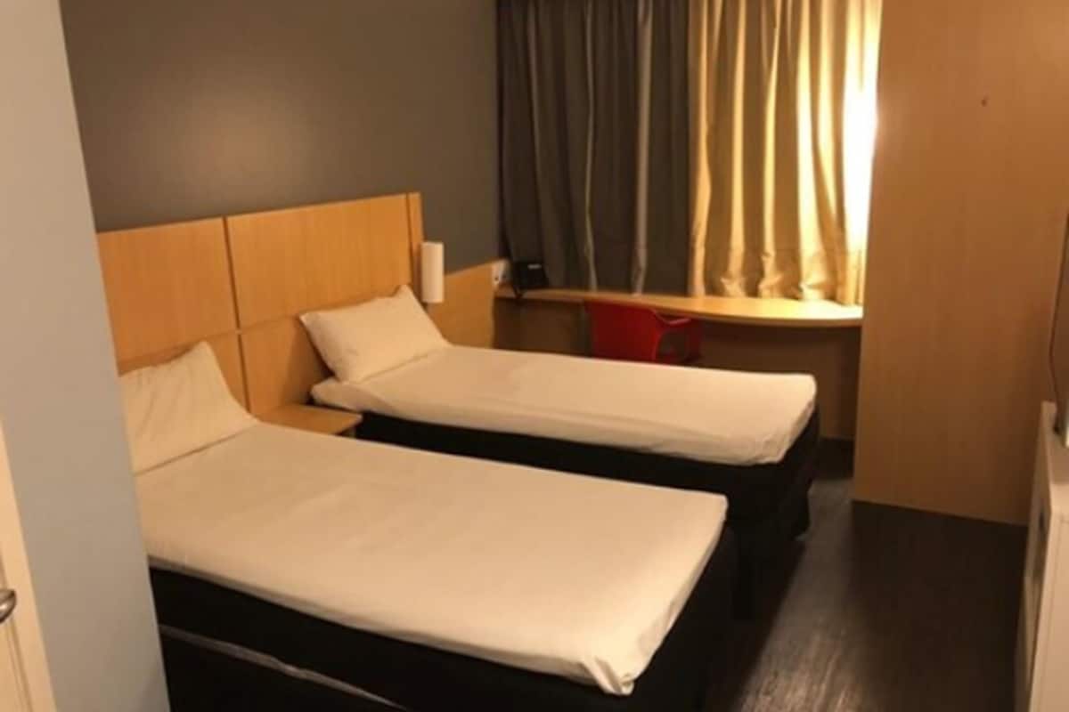 standard twin room, 2 single beds | 1 bedroom, minibar, in-room safe, desk
