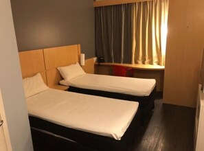 ห้องสแตนดาร์ดทวิน, เตียงเดี่ยว 2 เตียง | 1 ห้องนอน, มินิบาร์, ตู้นิรภัยในห้องพัก, โต๊ะทำงาน