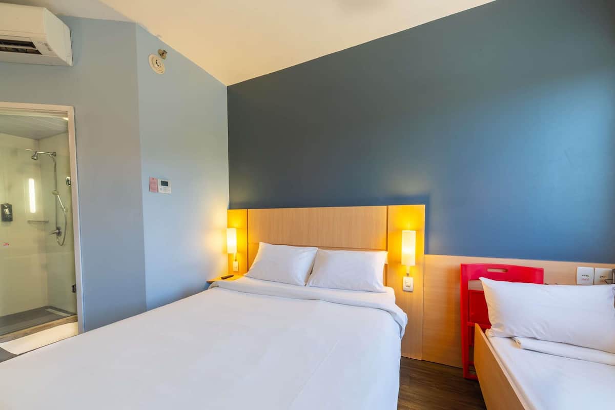 Standard Room (1 Double and 1 Single Bed) | Bar mini, peti besi dalam bilik, meja, langsir/tirai gelap terus 