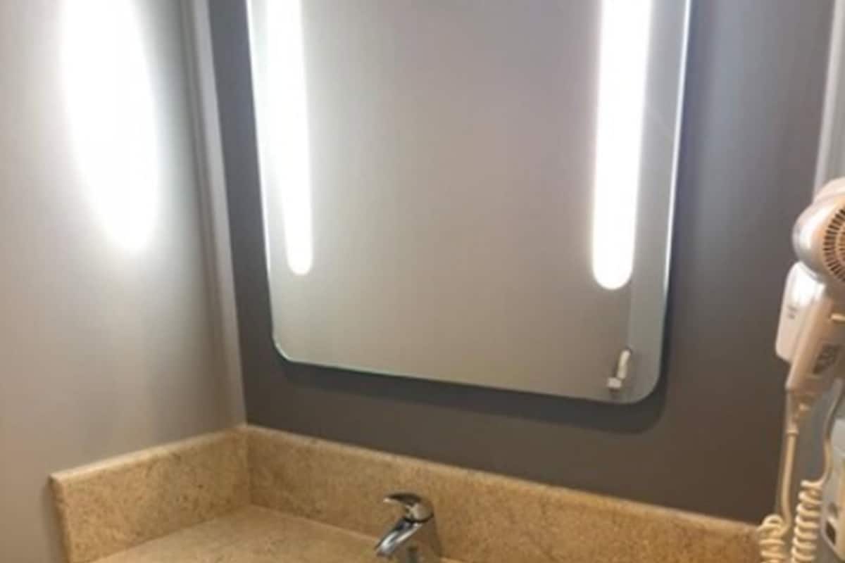 Chambre Standard, plusieurs lits | Salle de bain