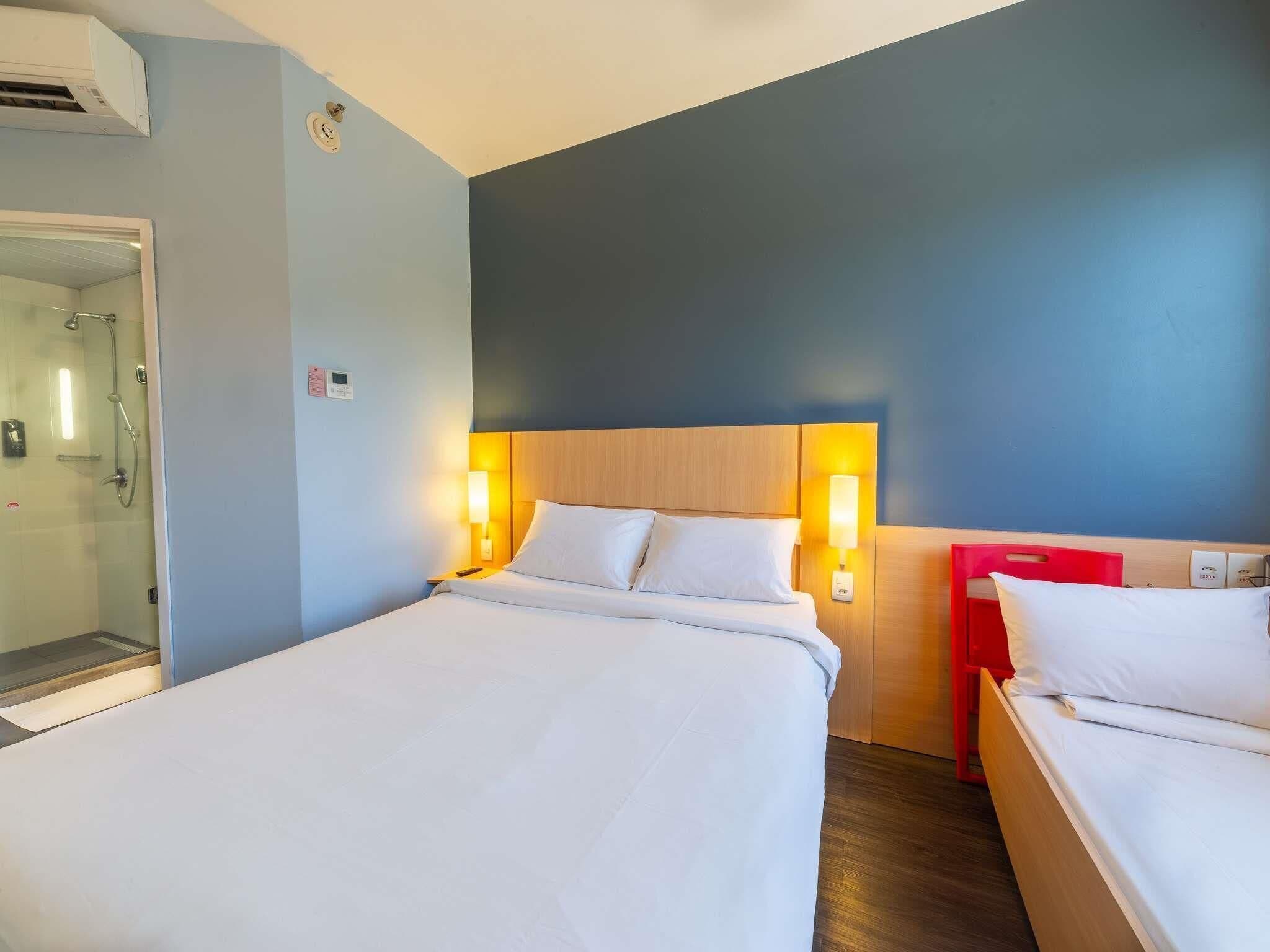 Habitación estándar (1 Double and 1 Single Bed) | Minibar, caja fuerte, escritorio y cortinas opacas