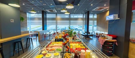 Se sirven desayunos, almuerzos, cenas y cocina regional