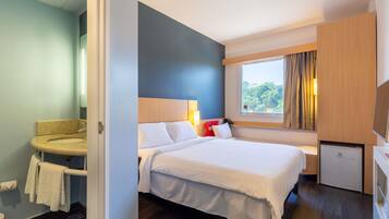 Minibar, coffres-forts dans les chambres, bureau, rideaux occultants