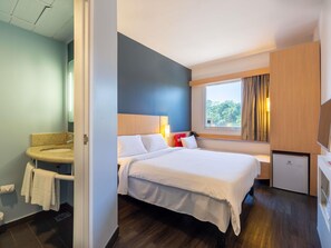 Minibar, caja de seguridad en la habitación y escritorio 