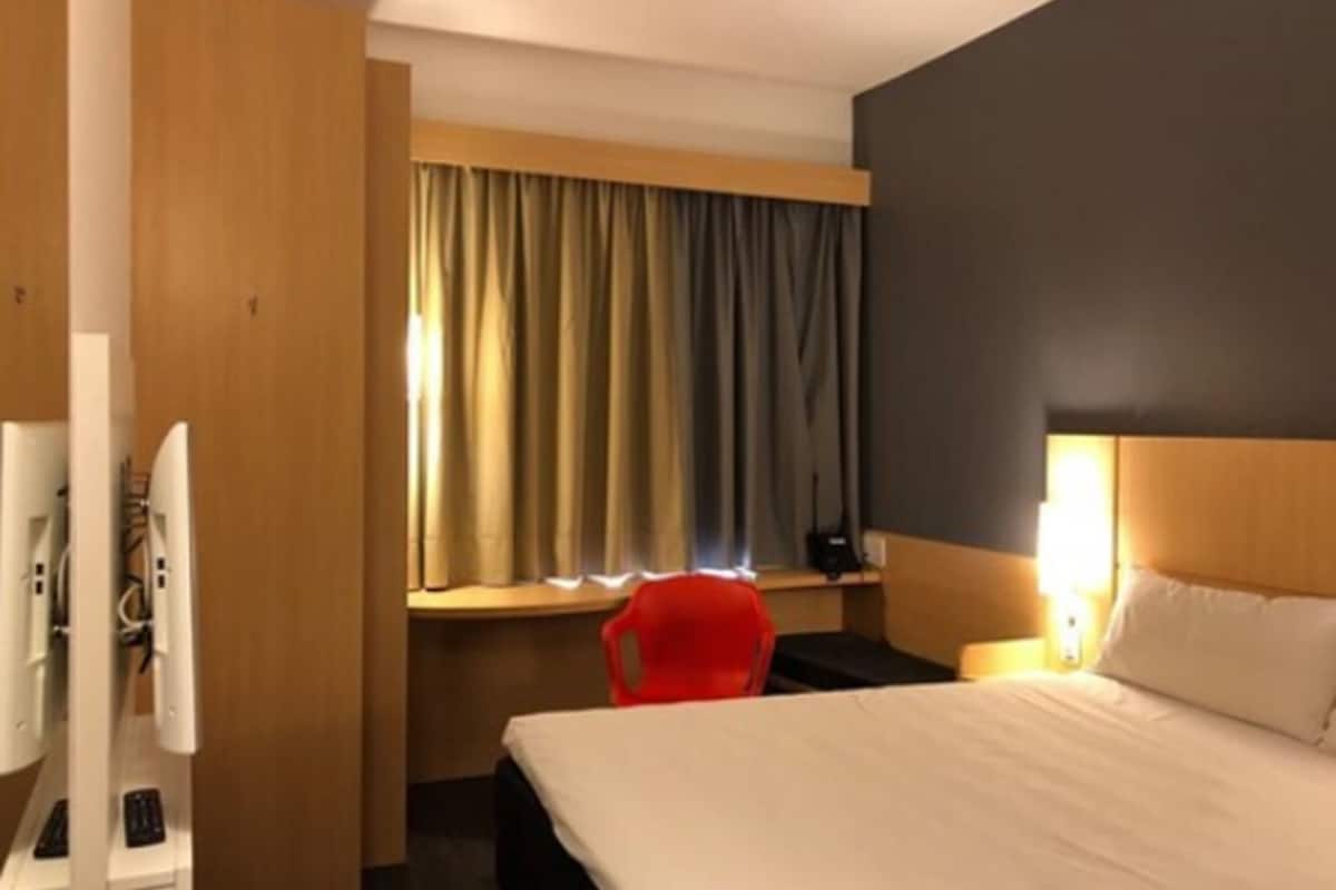 standard room, 1 double bed | 1 bedroom, minibar, in-room safe, desk