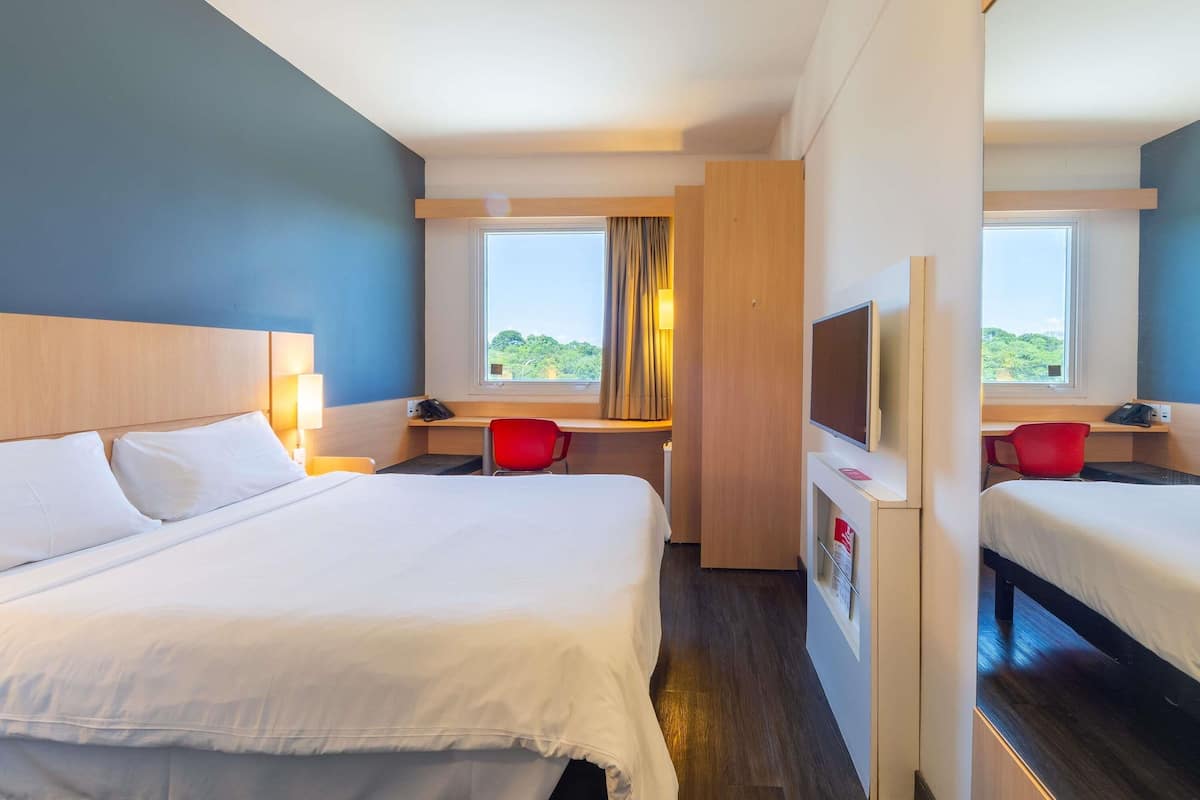 Standard Room, 1 Katil Kelamin (Double) | Bar mini, peti besi dalam bilik, meja, langsir/tirai gelap terus 