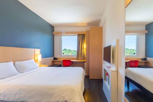 Standard Room, 1 Double Bed | Minibar, in-room safe, desk, blackout drapes