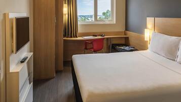 Apartamento standard, 1 cama de casal | Frigobar, cofres nos quartos, escrivaninha, quartos à prova de som