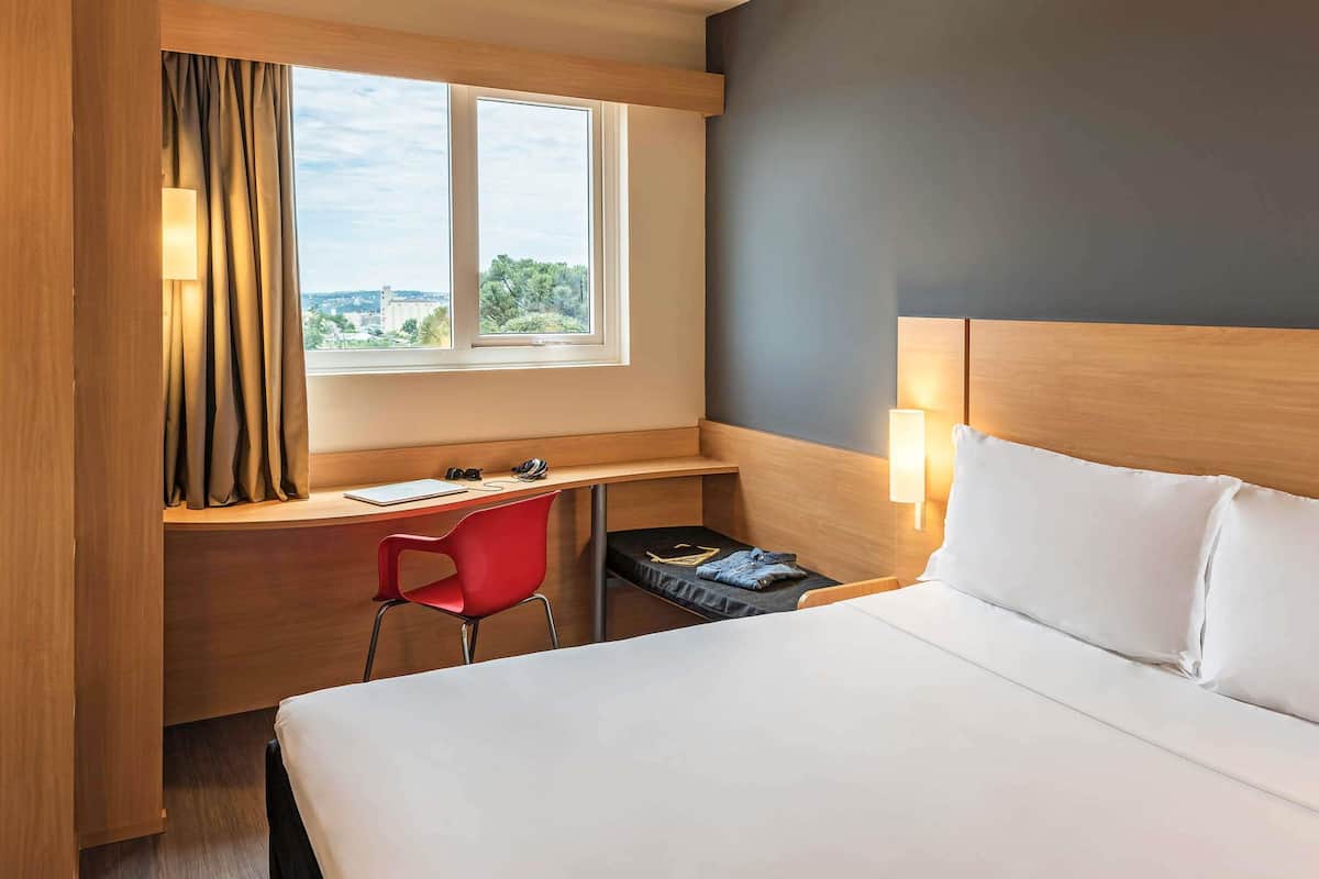Zimmer, 1 Doppelbett, barrierefrei | Minibar, Zimmersafe, Schreibtisch, schallisolierte Zimmer