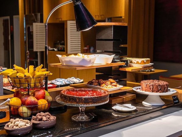 Daily full breakfast (BRL 53.00 per person)