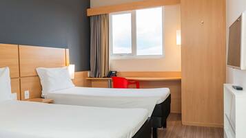 Minibar, caja de seguridad en la habitación y escritorio