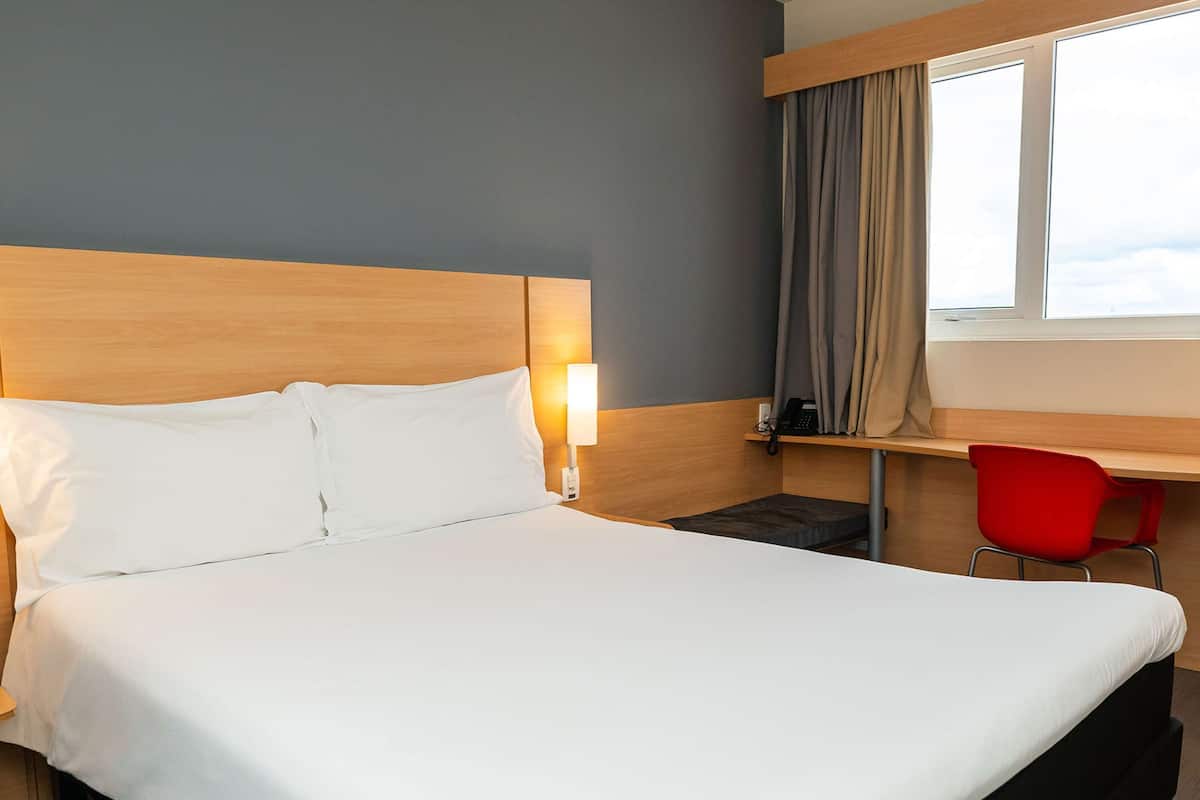 Room, 1 Double Bed, Accessible | Minibar, in-room safe, desk, soundproofing