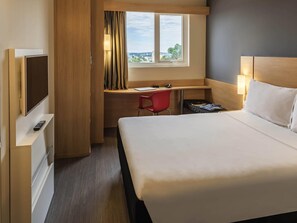 Standard Apartment, 1 Double Bed | Minibar, in-room safe, desk, soundproofing - ibis Chapeco (Chapecó)