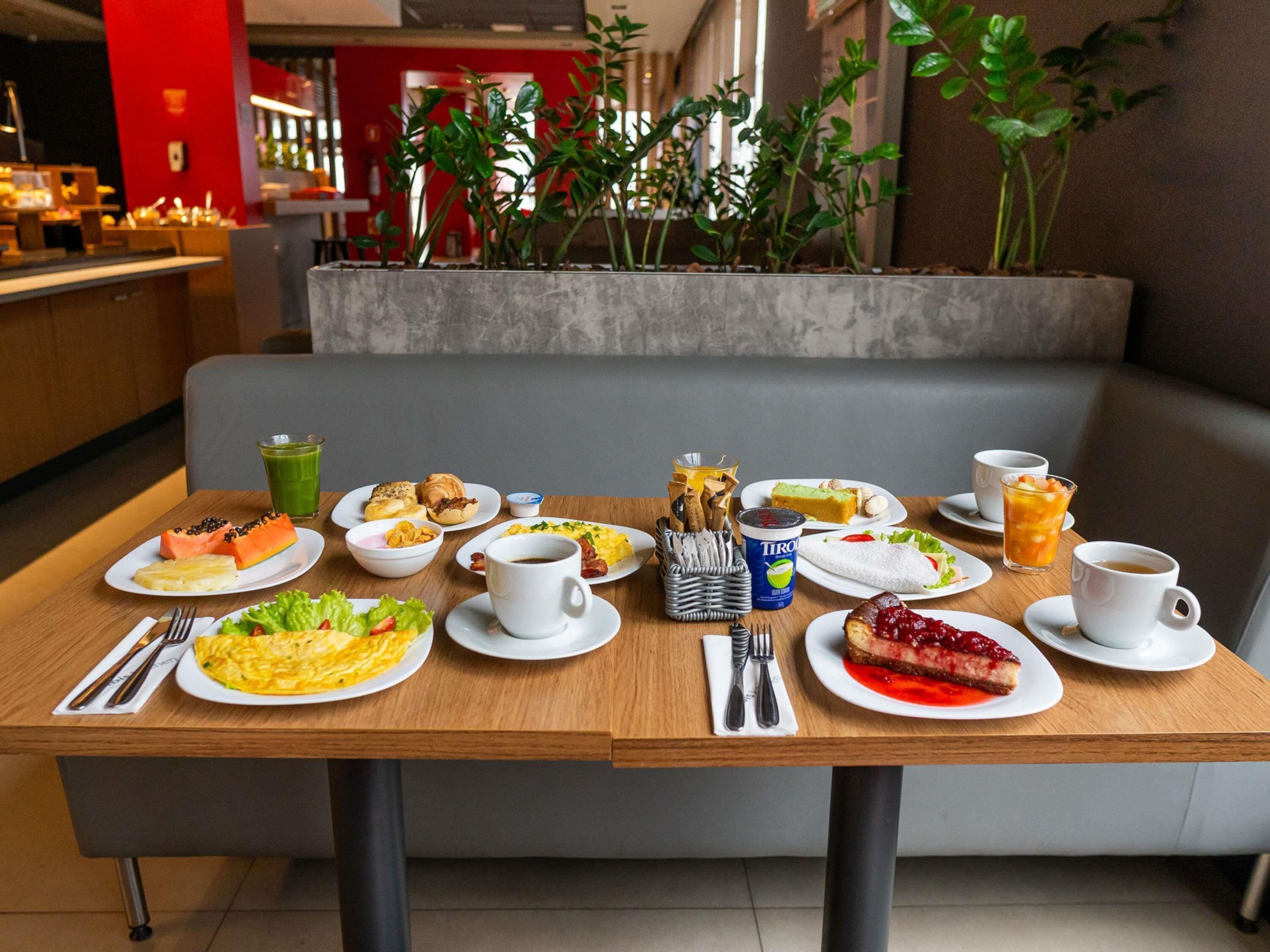 Päivittäinen täysi aamiainen (53.00 BRL per henkilö)