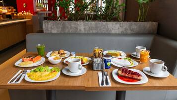 Desayuno completo (BRL 53.00 por persona)