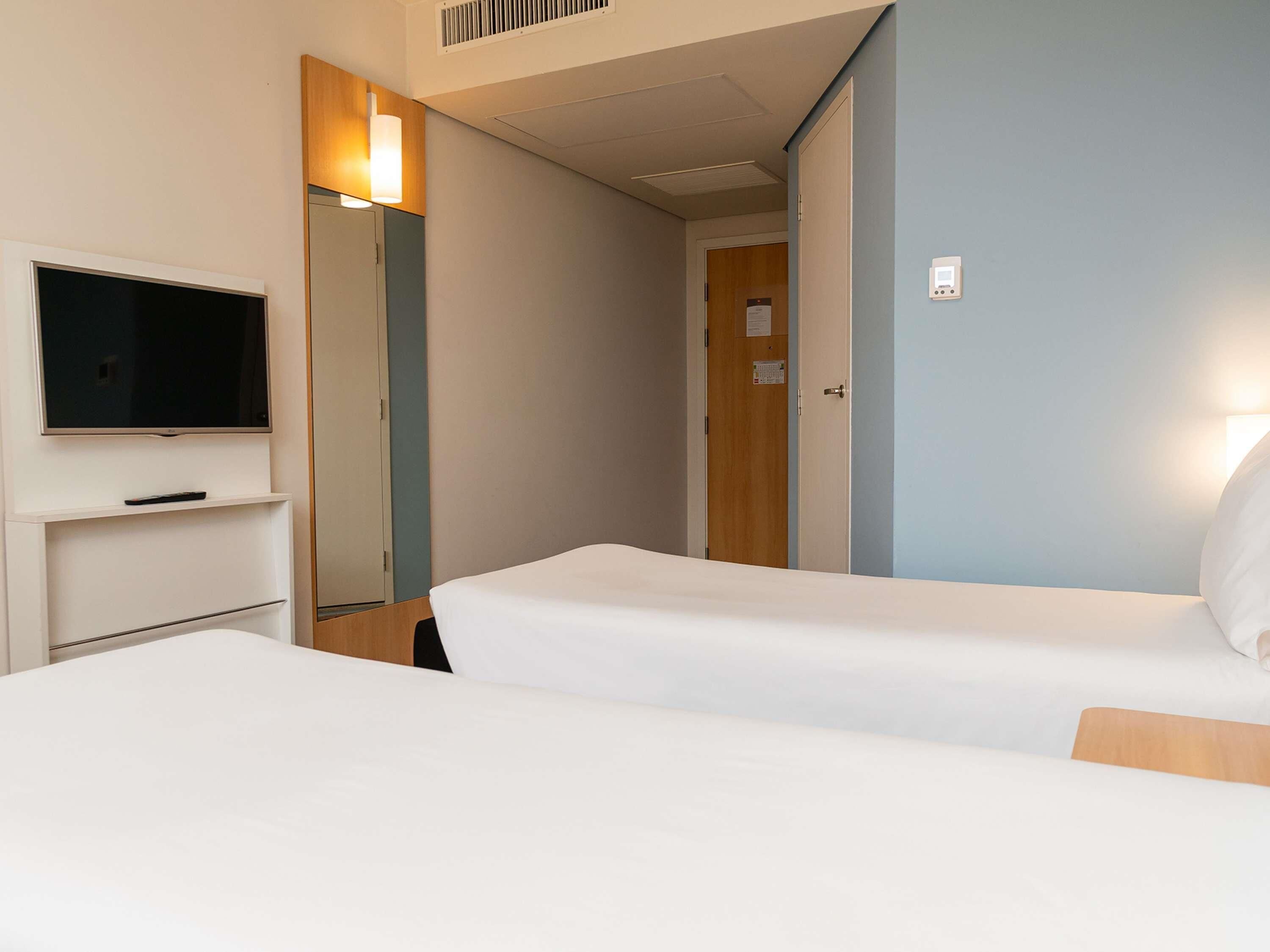 standard apartment, 2 single beds | minibar, in-room safe, desk, soundproofing