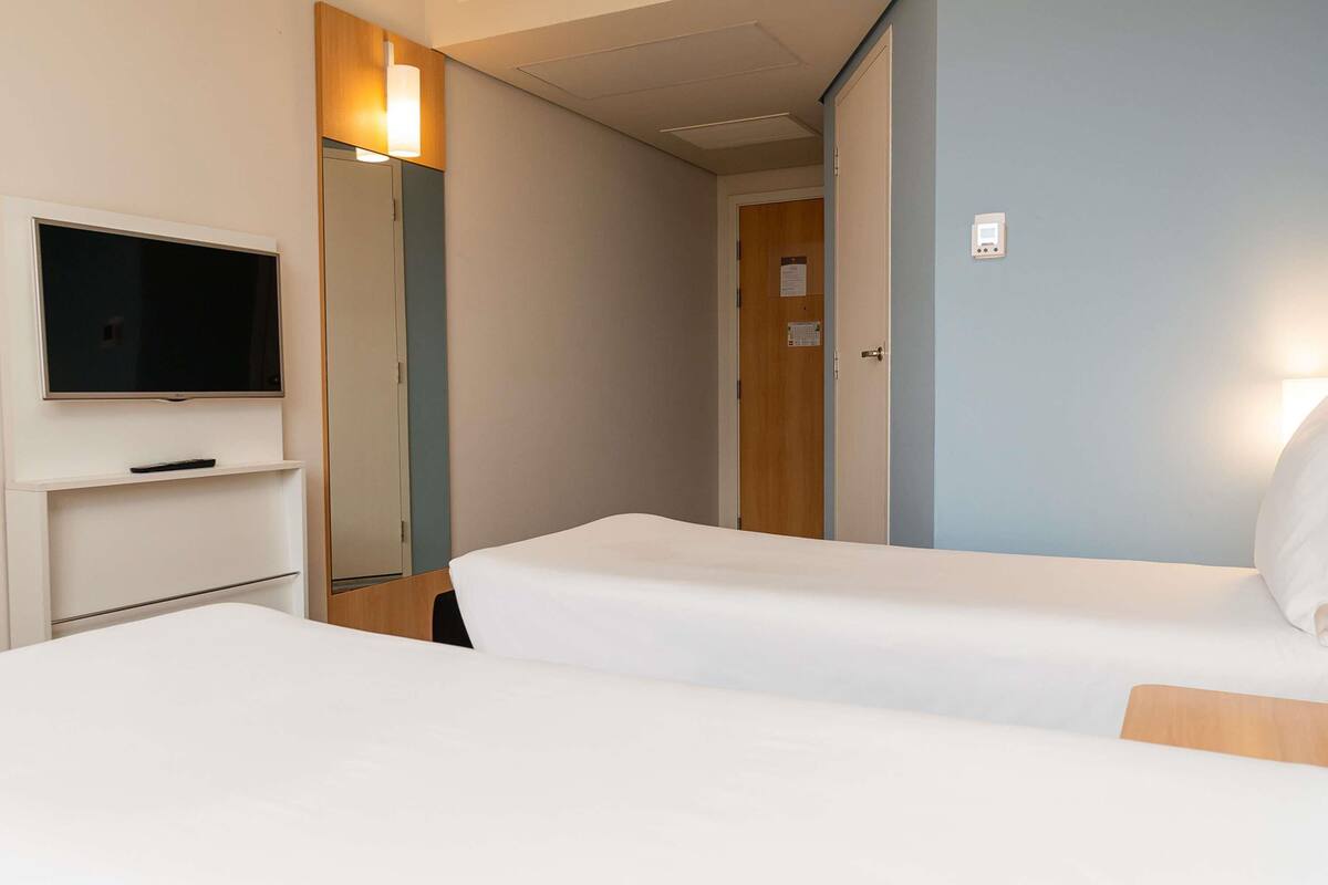 standard apartment, 2 single beds | minibar, in-room safe, desk, soundproofing