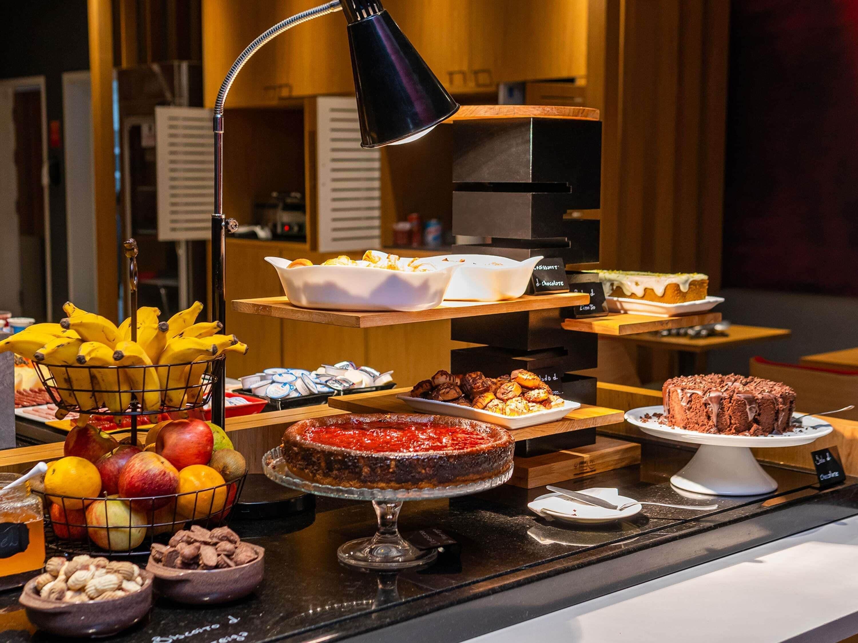 Der serveres frokost