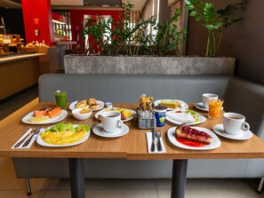 Desayuno completo todos los días (con cargo)