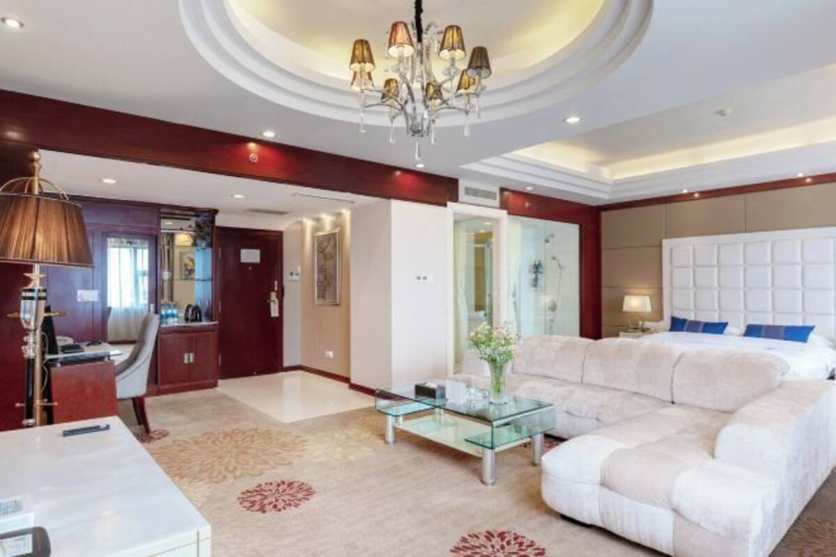 Minibar, in-room safe, alarm clocks