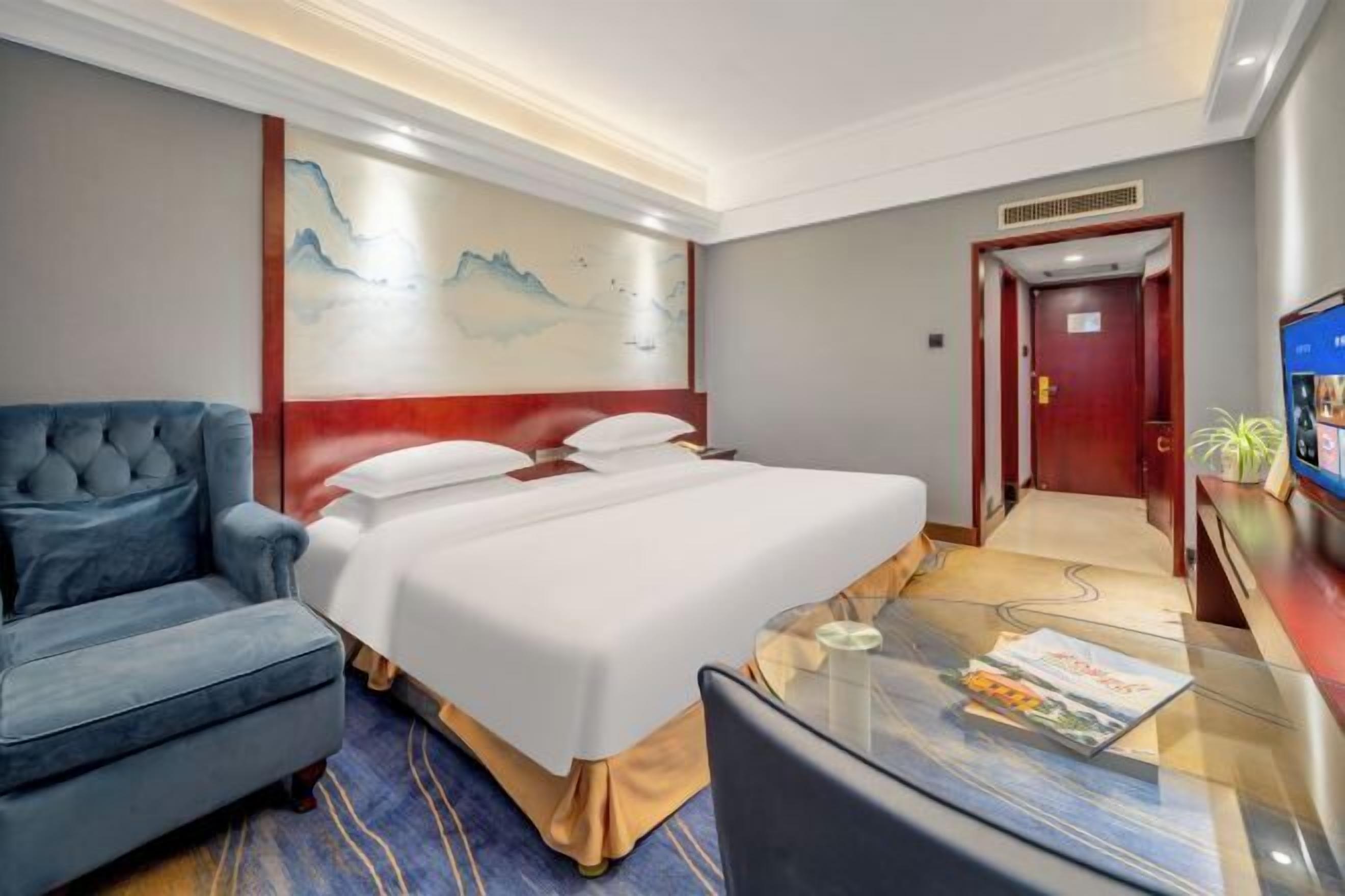 Minibar, safe på rommet og vekkerklokke