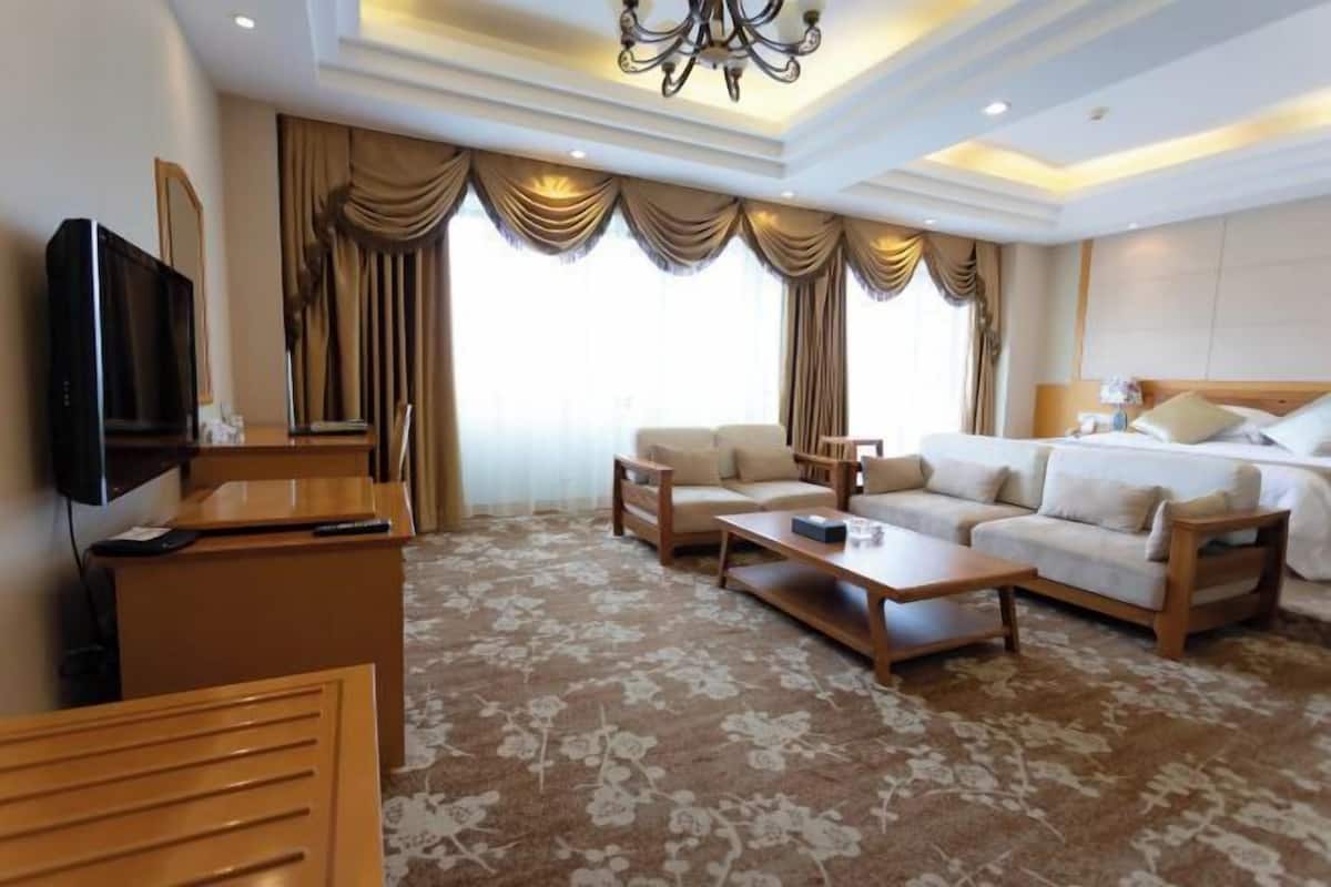 Minibar, in-room safe, alarm clocks