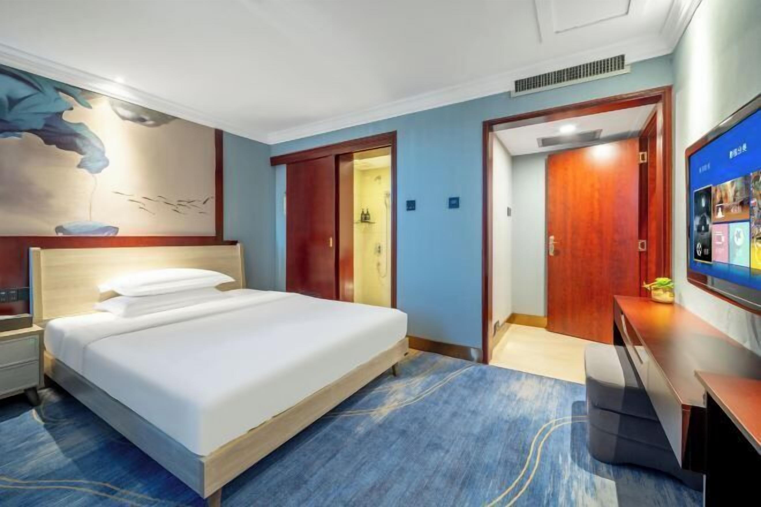 Minibar, in-room safe, alarm clocks