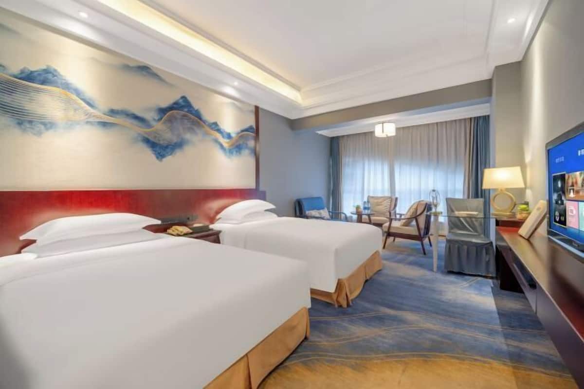 Minibar, in-room safe, alarm clocks