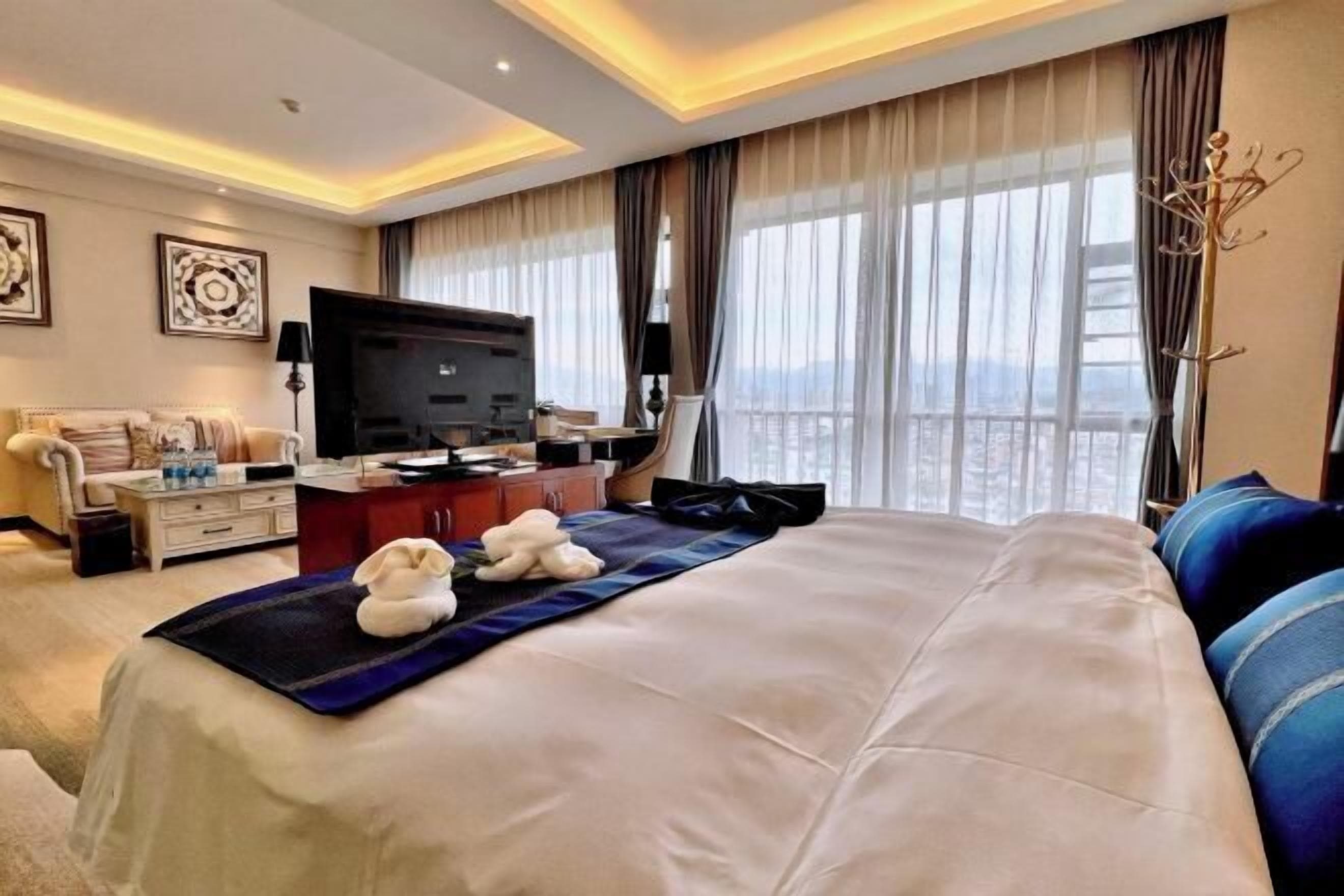 Minibar, in-room safe, alarm clocks