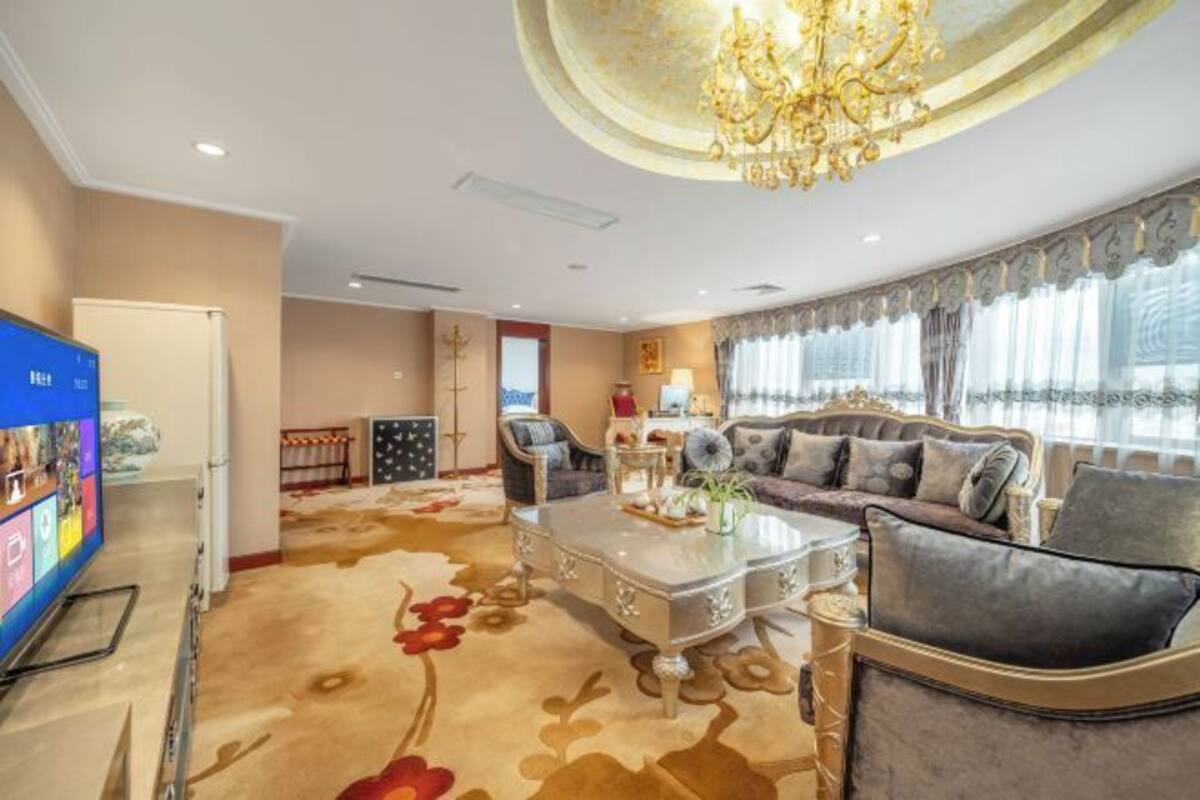 Minibar, in-room safe, alarm clocks