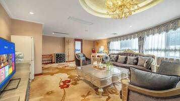 ميني بار وخزنة داخل الغرفة ومُنبهات