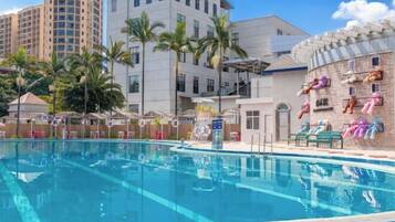 حمام سباحة خارجي