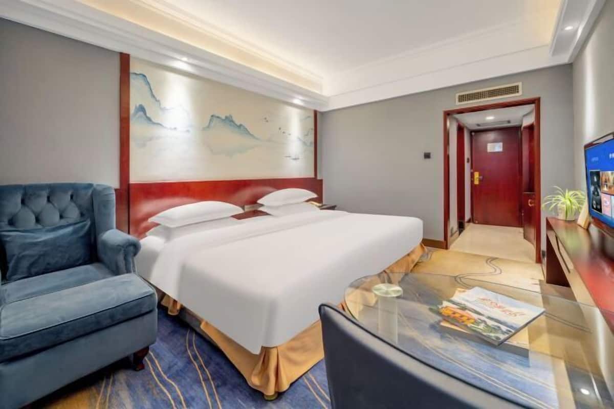 Minibar, in-room safe, alarm clocks