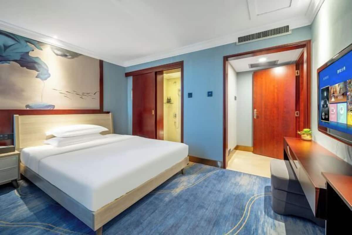 Minibar, in-room safe, alarm clocks