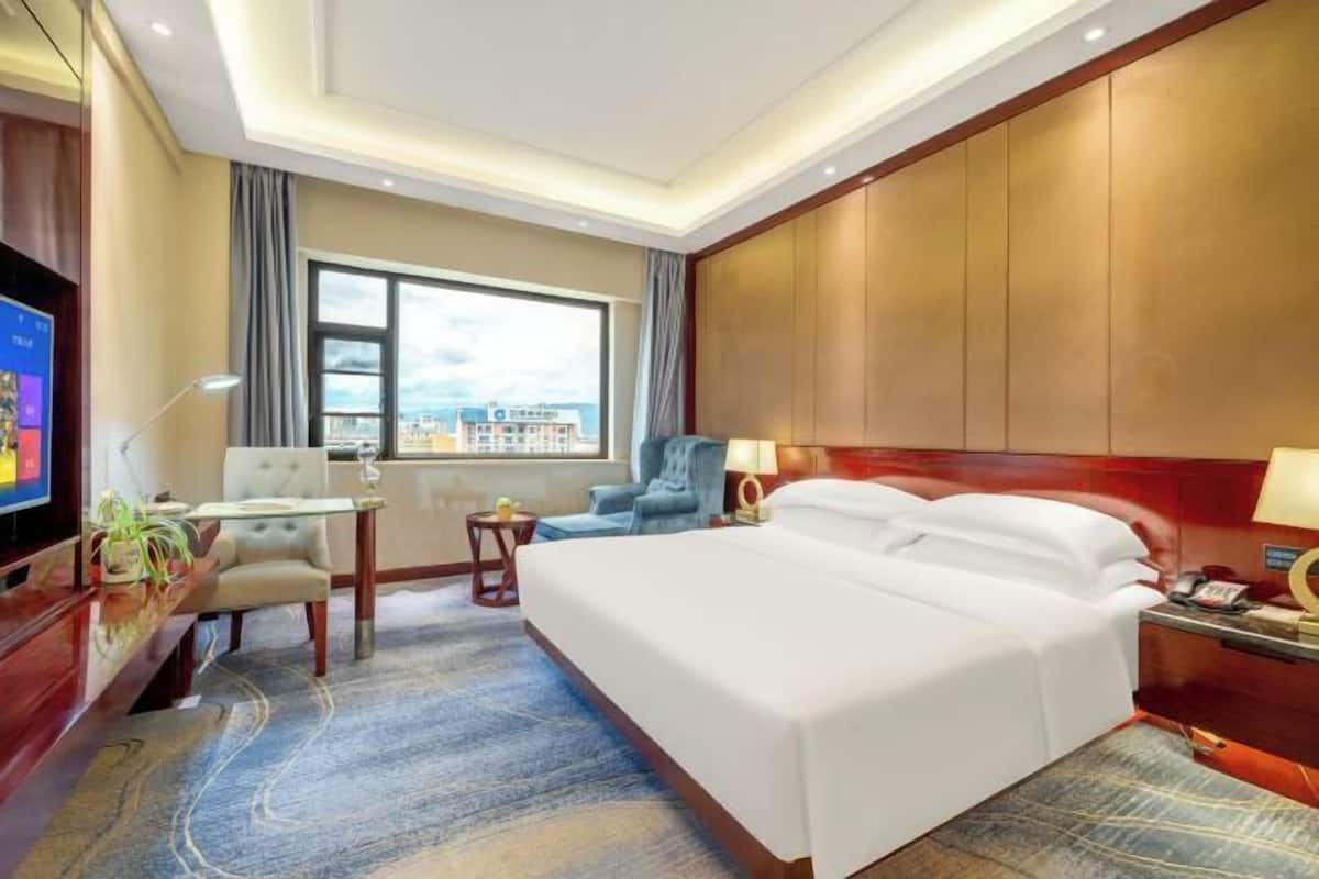 Minibar, in-room safe, alarm clocks