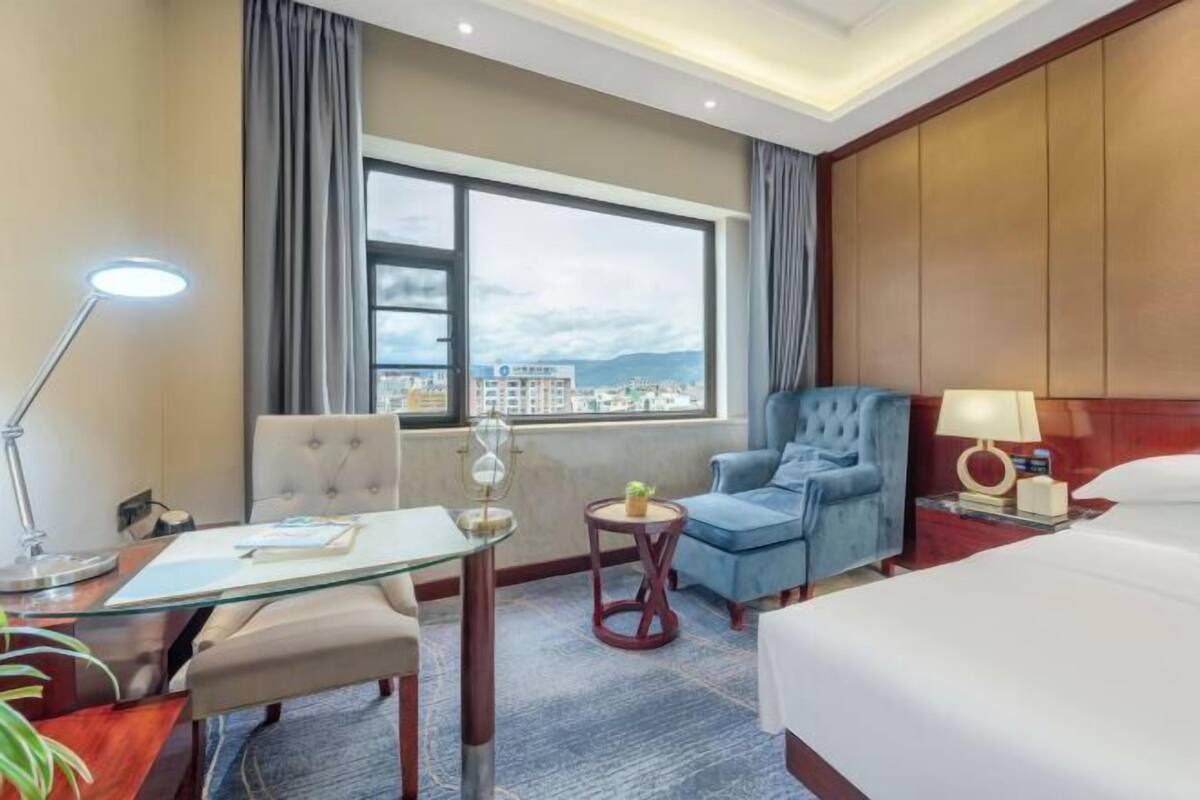 Minibar, in-room safe, alarm clocks