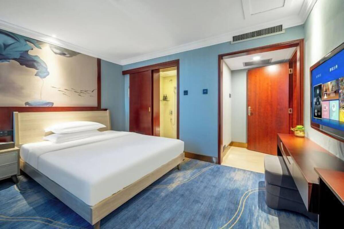 Minibar, in-room safe, alarm clocks