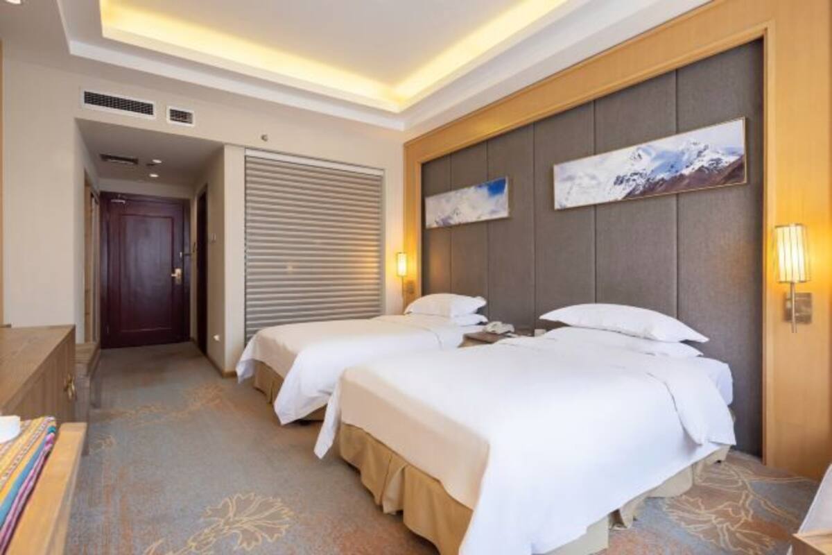 Minibar, in-room safe, alarm clocks