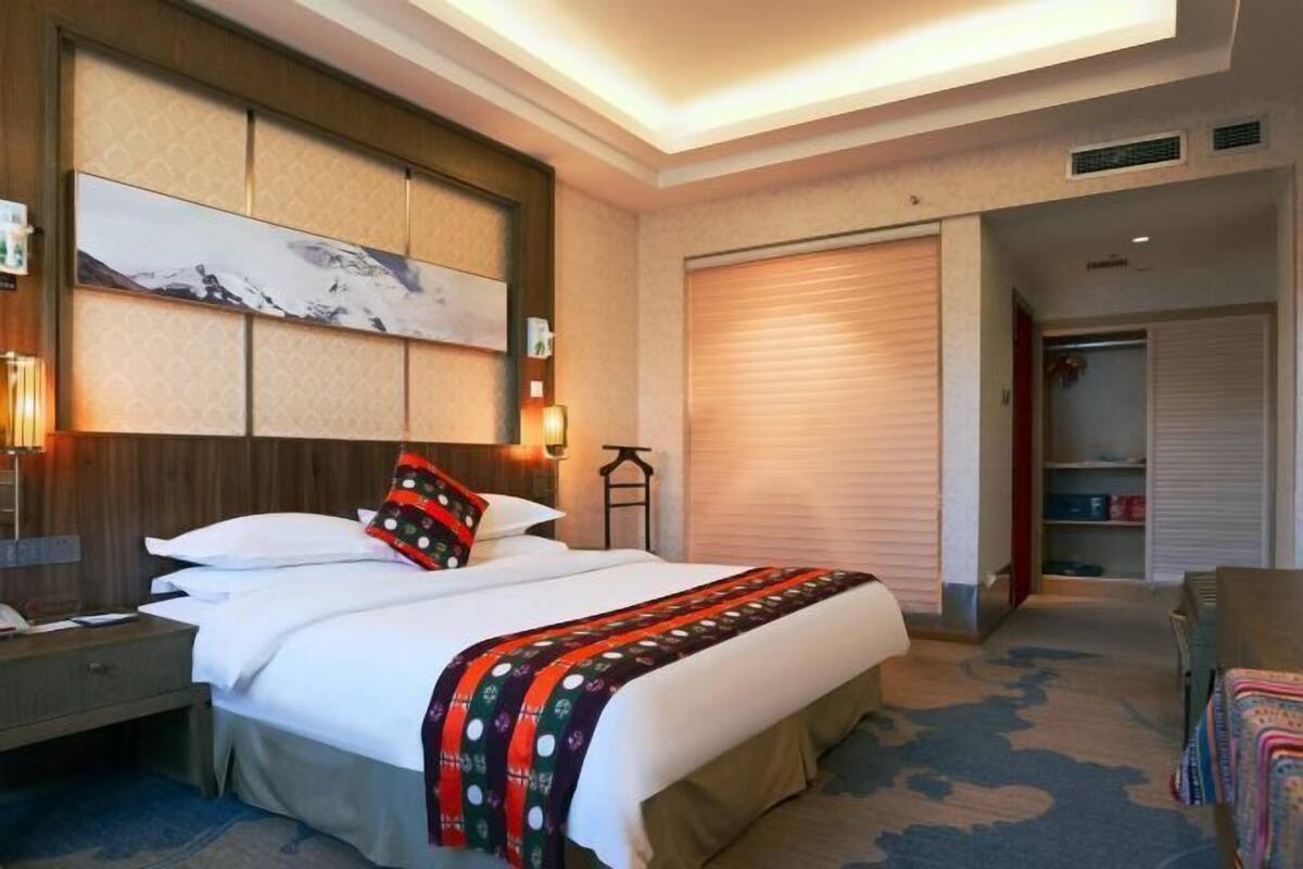 Minibar, in-room safe, alarm clocks