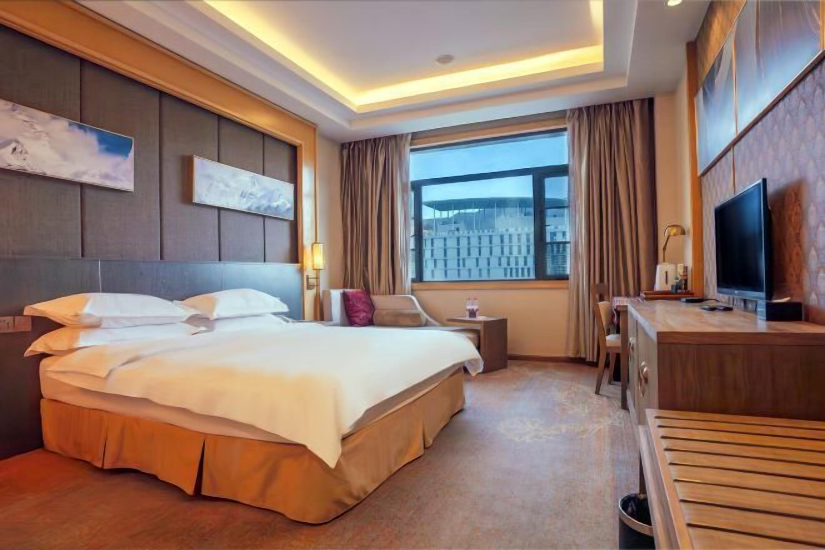 Minibar, in-room safe, alarm clocks