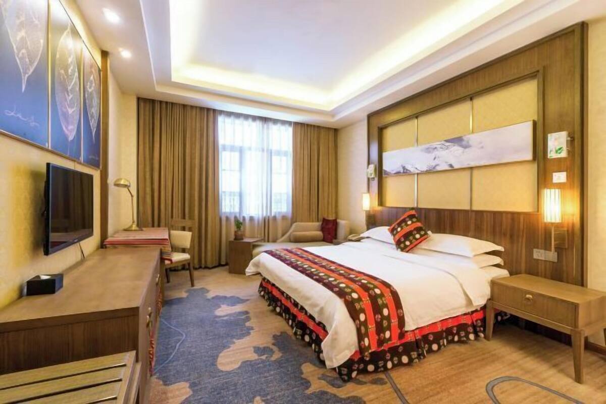 Minibar, in-room safe, alarm clocks