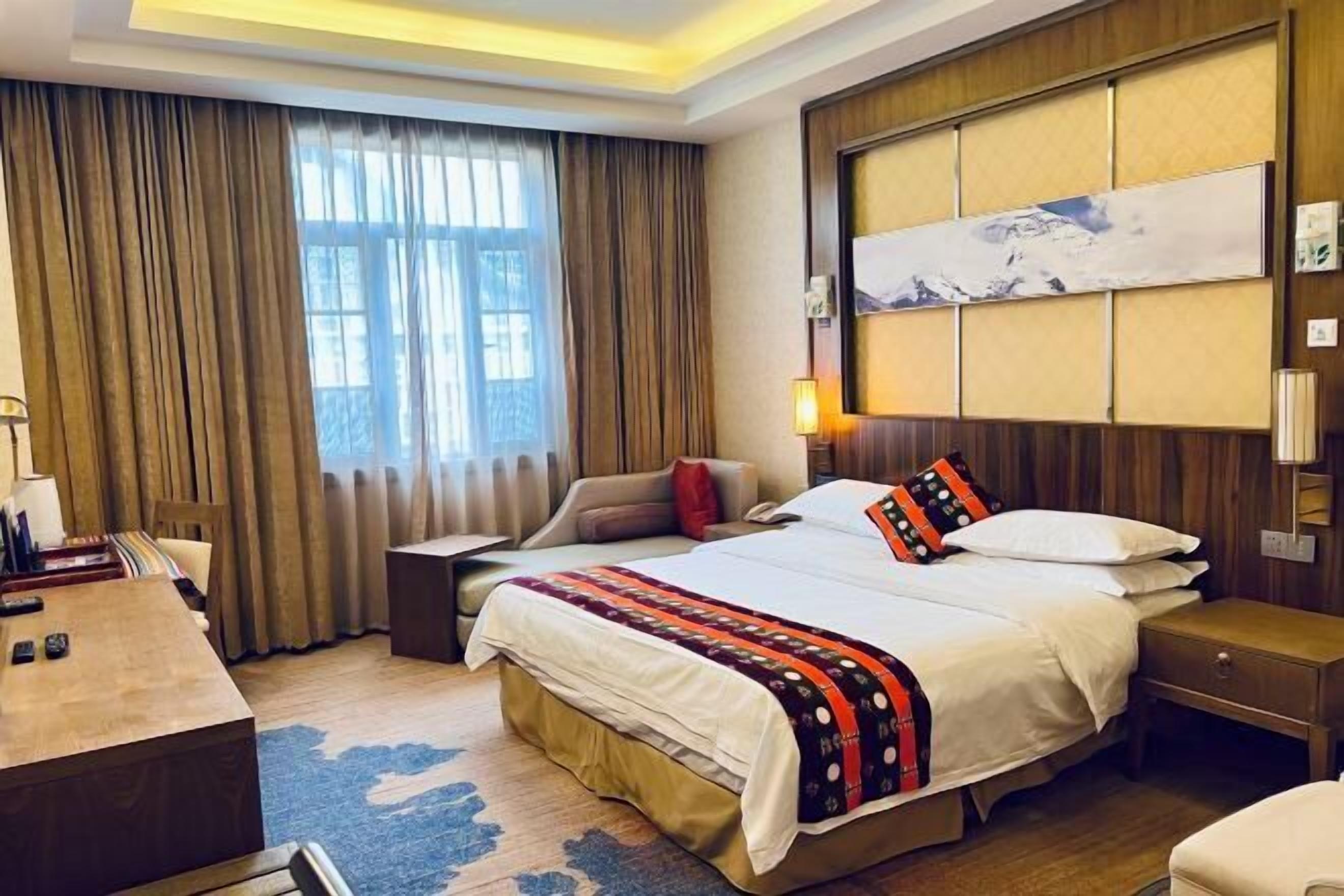 Minibar, in-room safe, alarm clocks