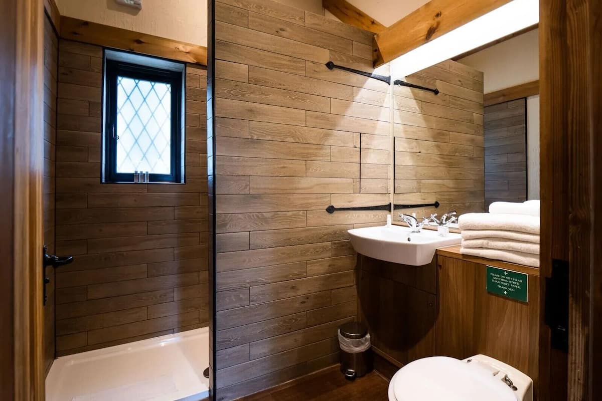 woodland lodge | bathroom shower