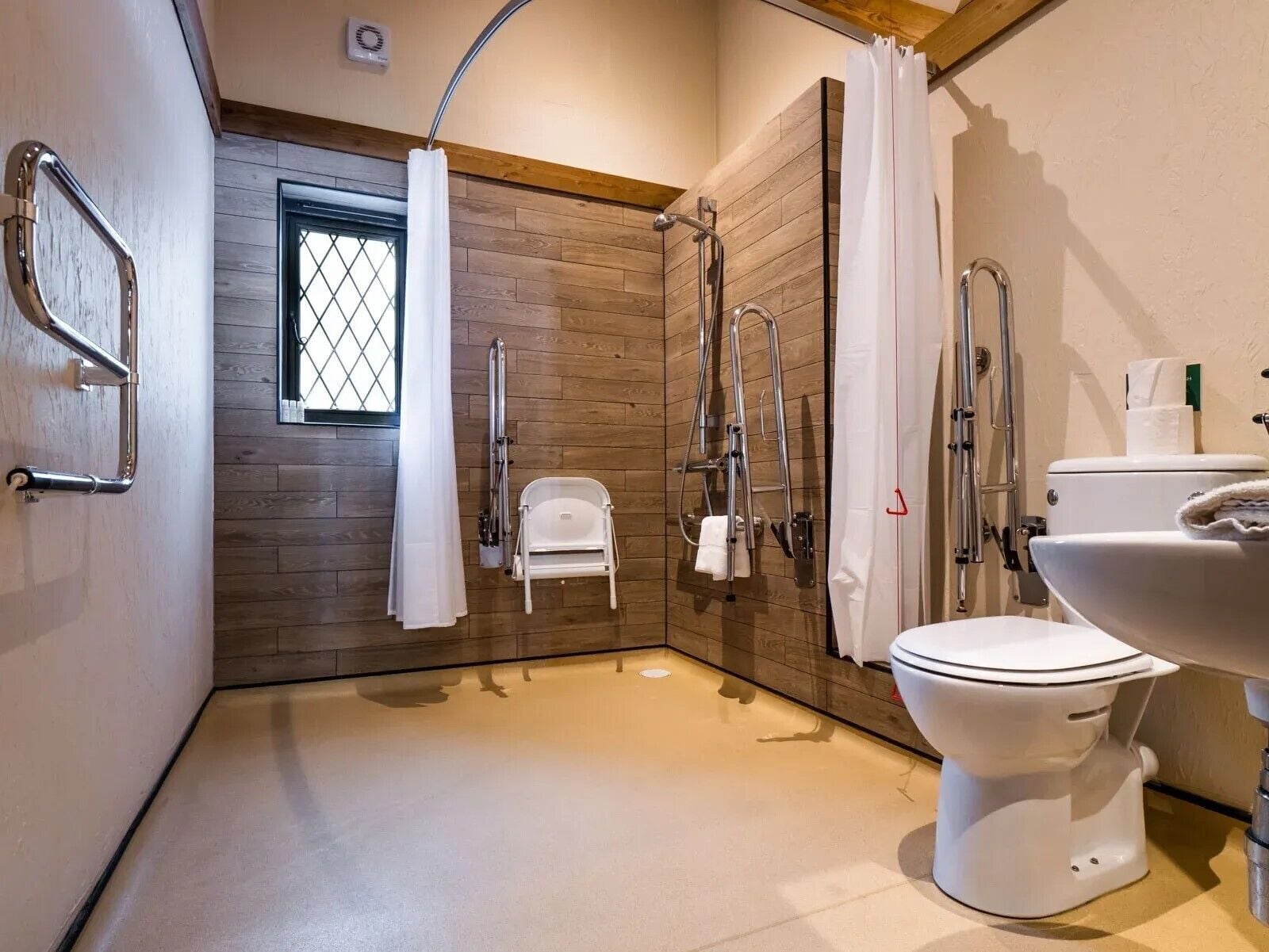 Accessible Woodland Lodge | Bathroom
