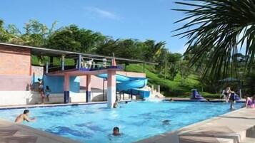 3 albercas al aire libre