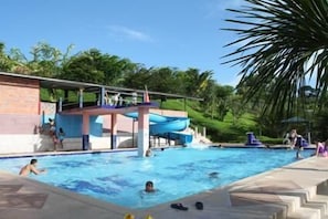 3 piscinas al aire libre