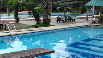 3 albercas al aire libre