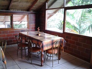 Breakfast and lunch served, Regional cuisine